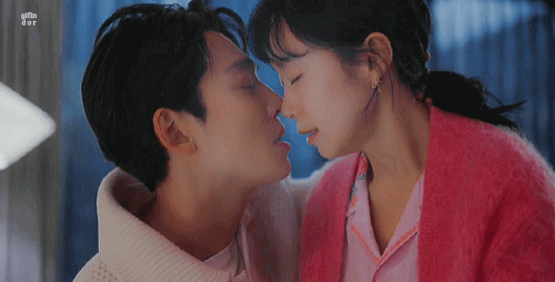 EP10---Crash-Course-in-Romance-11.gif