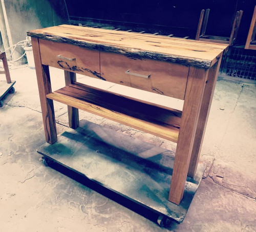 A great little entry hall table, featuring live/Natural edge Marri timber. Custom designed for our clients incorporating a separate shelf for extra storage. ? #jarrimberfurniture #perth #marri #timbertables #finefurniture #furnituremaker
https://www.jarrimber.com.au/products/furniture-products/raw-edge/