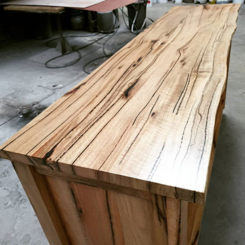 How good?? This Marri Natural edge buffet under construction and ready very soon. How is the feature in this timber? We pride ourselves on the quality of finish we give our units. A class above! ?? #jarrimberfurniture #marrifurnitureperth #aclassabove #quality #timberbuffetsosbornepark #perth #perthfurniture #marritimber #furnituremaker #woodworking #timberbuffet #timber #madeinaustralia #naturaledge #liveedge #solidtimberfurniture #saturday #wemakefurniture #comeseeus #interiorstyling
https://www.jarrimber.com.au/products/raw-edge/