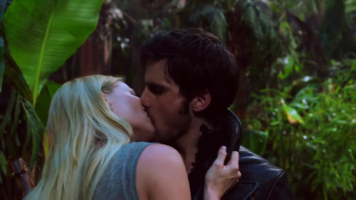 Once_Upon_a_Time_Watch_Hook_and_Emma_KISSTHEMGOODBYE_334.jpg