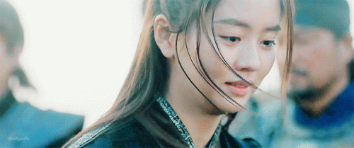 어찌 못 들은 척 하십니까
제가 가라면 가고 
서라면 서겠다던 장군 아니십니까...
홀로 남을 제 걱정에 이러신다면
조금도 심려치 마십시오
몸은 비록 생사의 경계로 떨어져 있지만 
마음은 고스란히 장군과 함께 살아갈 것입니다

#달이뜨는강 e20 #달뜨강평강