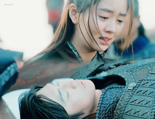 어찌 못 들은 척 하십니까
제가 가라면 가고 
서라면 서겠다던 장군 아니십니까...
홀로 남을 제 걱정에 이러신다면
조금도 심려치 마십시오
몸은 비록 생사의 경계로 떨어져 있지만 
마음은 고스란히 장군과 함께 살아갈 것입니다

#달이뜨는강 e20 #달뜨강온달 #달뜨강평강