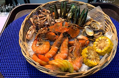 Seafood-Basket-40-Off-on-Seafood-Platter-with-Iced-Tea-Set---P299P499-410.jpg