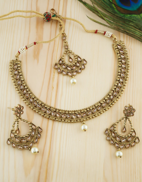 "Get Beautiful collection of Temple Jewellery for women from the stock of Anuradha Art Jewellery at lowest price. To see more collection click on given link: 
 http://www.anuradhaartjewellery.com/artificial-jewellery/necklace/traditional-necklace/4"