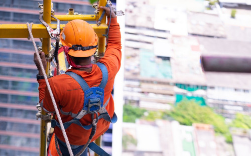 Our nationally accredited course is designed to give participants the necessary skills and knowledge to work at heights and enter and work in confined spaces in various roles.