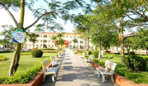 1. Giới thiệu tổng quan về Ngã Tư Quán Toan, Hồng Bàng, Hải Phòng
 Ngã Tư Quán Toan, thuộc quận Hồng Bàng, thành phố Hải Phòng, là một trong những điểm giao thông chiến lược, đóng vai trò quan trọng trong việc kết nối giao thông giữa nội thành Hải Phòng với các khu vực lân cận. Nằm trong vùng đất phát triển, nơi đây là một điểm nút giao thông quan trọng không chỉ đối với người dân địa phương mà còn với các phương tiện di chuyển xuyên suốt qua các tỉnh thành khác. Với vị trí chiến lược, Ngã Tư Quán Toan có khả năng kết nối với các khu vực kinh tế trọng điểm và các khu công nghiệp lớn của Hải Phòng, điều này góp phần thúc đẩy giao thương và vận tải hàng hóa.

Không chỉ đóng vai trò quan trọng trong việc kết nối giao thông, khu vực quanh Ngã Tư Quán Toan còn là nơi tập trung nhiều tiện ích hiện đại như trường học, bệnh viện, trung tâm thương mại và khu dân cư đông đúc. Nơi đây thu hút nhiều dự án bất động sản và đang trở thành khu vực phát triển mạnh mẽ, góp phần làm thay đổi diện mạo của quận Hồng Bàng cũng như thành phố Hải Phòng.

2. Ngã Tư Quán Toan, Hồng Bàng, Hải Phòng ở đâu?
2.1. Vị trí địa lý
Ngã Tư Quán Toan nằm ở phía Tây của trung tâm thành phố Hải Phòng, thuộc địa phận quận Hồng Bàng. Với vị trí giao thoa quan trọng, Ngã Tư Quán Toan trở thành một điểm kết nối giao thông giữa trung tâm thành phố Hải Phòng và các tỉnh lân cận như Quảng Ninh, Thái Bình và Hà Nội. Khu vực này được coi là cửa ngõ phía Tây của thành phố, với tuyến đường quốc lộ và các tuyến đường nội đô chính, tạo thuận lợi cho việc di chuyển và giao thương.

Vị trí địa lý của Ngã Tư Quán Toan có ý nghĩa chiến lược trong việc phát triển kinh tế và vận tải hàng hóa, đặc biệt khi Hải Phòng là một trong những thành phố cảng lớn nhất Việt Nam. Với sự gần gũi với cảng biển và các khu công nghiệp lớn, khu vực này thu hút nhiều dự án phát triển hạ tầng và bất động sản nhằm đáp ứng nhu cầu phát triển ngày càng tăng của khu vực.
Xem thêm tại: https://batdongsan.vn/tin-tuc/nga-tu-quan-toan-vi-tri-giao-thong-va-bat-dong-san-xung-quanh