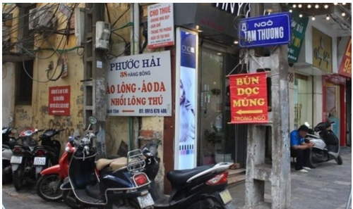 Ngõ Tạm Thương là một trong những con ngõ nổi tiếng của phố cổ Hà Nội, mang đậm dấu ấn lịch sử và văn hóa đặc trưng của thủ đô. Đây là nơi giao thoa giữa nét cổ kính, truyền thống và sự hiện đại của cuộc sống đô thị. Với không gian yên tĩnh, vị trí thuận tiện và tiềm năng phát triển vượt trội, ngõ Tạm Thương không chỉ thu hút người dân Hà Nội mà còn là điểm đến yêu thích của du khách trong và ngoài nước.

1. Ngõ Tạm Thương ở đâu
1.1. Vị trí địa lý
Ngõ Tạm Thương nằm tại khu vực trung tâm quận Hoàn Kiếm, Hà Nội, thuộc địa phận phường Hàng Gai. Nơi đây chỉ cách Hồ Gươm vài phút đi bộ, là một phần không thể thiếu của phố cổ Hà Nội, mang đậm nét văn hóa và lịch sử của thủ đô. Tọa độ của ngõ Tạm Thương nằm ngay sát phố Hàng Bông, một trong những con phố sầm uất nhất thủ đô, nơi tập trung nhiều cửa hàng, dịch vụ và các hoạt động thương mại. Vị trí của ngõ Tạm Thương rất thuận tiện cho việc di chuyển đến các địa danh nổi bật trong khu vực, như cách Nhà Thờ Lớn Hà Nội chỉ 500m và Hồ Hoàn Kiếm khoảng 800m, giúp cư dân và du khách dễ dàng tiếp cận các điểm tham quan nổi tiếng của thủ đô.
Xem thêm tại: https://batdongsan.vn/tin-tuc/ngo-tam-thuong-vi-tri-giao-thong-va-bat-dong-san-xung-quanh