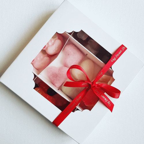 With a vegetarian gift box filled with non-GMO, natural flavoured sweets, your friend will definitely admire the gesture. Buy this package online at Bearandbeesweetcompany.com.https://www.bearandbeesweetcompany.com/shop/vegetarian-gift-box
