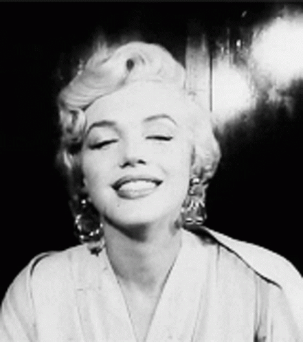 marilyn-monroe-kiss.gif