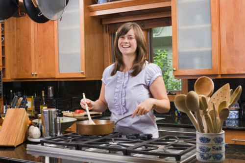 woman-cooking-stir-fry_kq3hgr.jpg